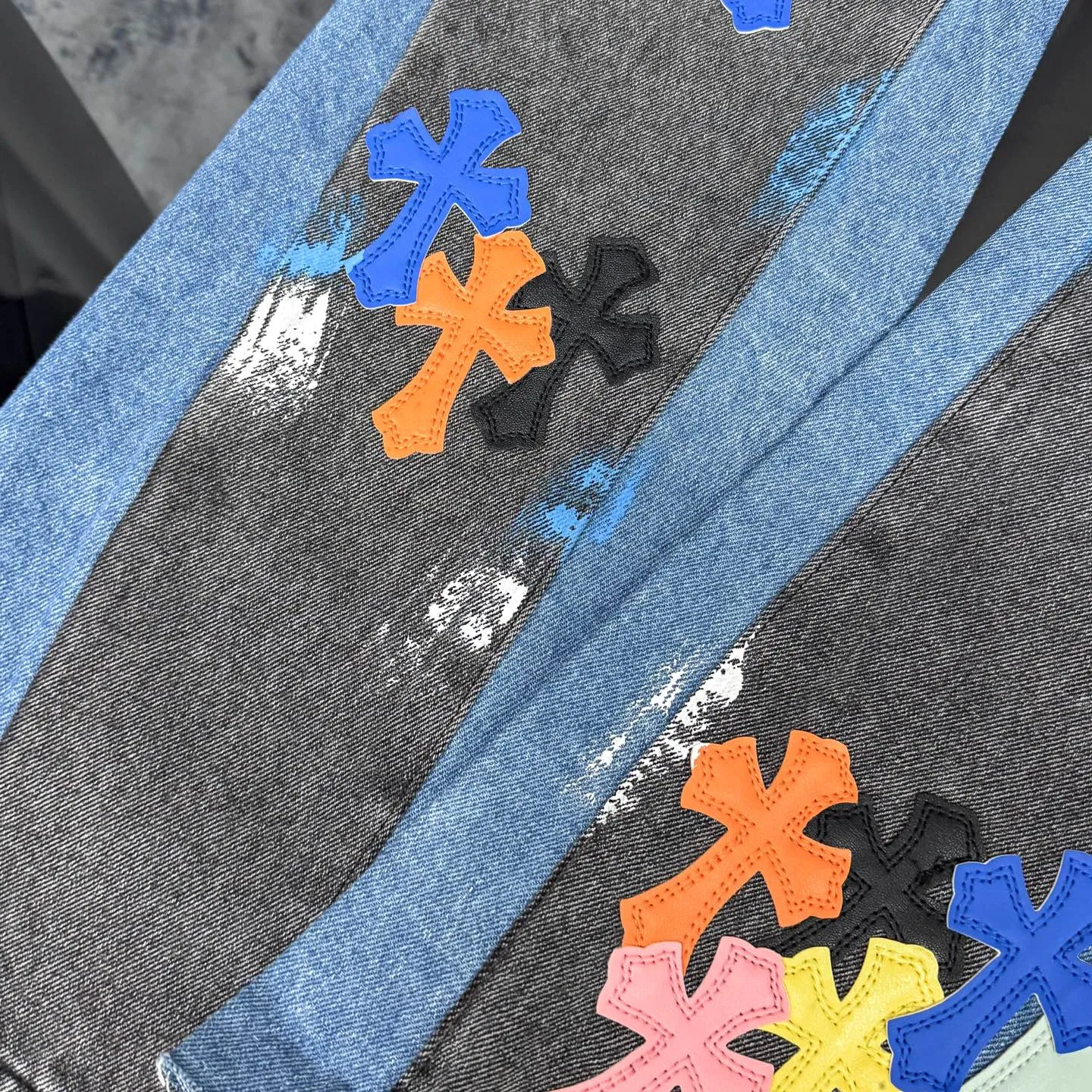 P280 GALLERY DEPT & Chrome Hearts Co-branded colorful leather cross loose washed flared jeans that truly restore the ultimate vintage texture. The original hardware and accessories are washed and other elevators. The QR code analysis is all purchased from the original factory. The degree of restoration is high. You are welcome to compare the products~ Three-dimensional version is loose and comfortable without being too picky about the figure. It looks taller and slimmer. Factory Seiko. Original factory quality control. Same style for men and women. Can be matched with couples. Versatile recommendation. Must-have jeans D332 for all seasons. Trendy people have been disappointed. From the quality selection of fabrics, the tailoring of details, and the matching of patterns, everything is impeccable! The upper body is so handsome when worn...it can be easily worn by men, women and children! The craftsmanship is made of heavy-duty washed pure cotton denim fabric. After washing, it is soft and thick and looks very stylish when worn. Size: 28/30/32/34/36 Waist: 70/75/80/85/90 Knee: 44.5/46/47.5/49/50.5 Pants length: 102/104/106/108/110